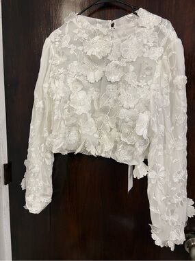 NWT White Floral Appliqué Lace-Up Cropped Blouse. Size 3Xl.